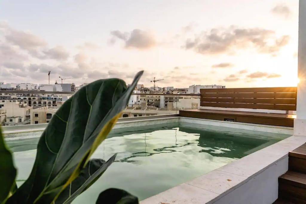 Luxurious & Stylish Penthouse With Private Pool Apartment Msida Bagian luar foto