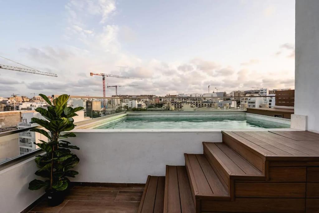 Luxurious & Stylish Penthouse With Private Pool Apartment Msida Bagian luar foto